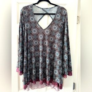 Beautiful multi colored bell sleeve tunic. Comfy and elegant in size XL
